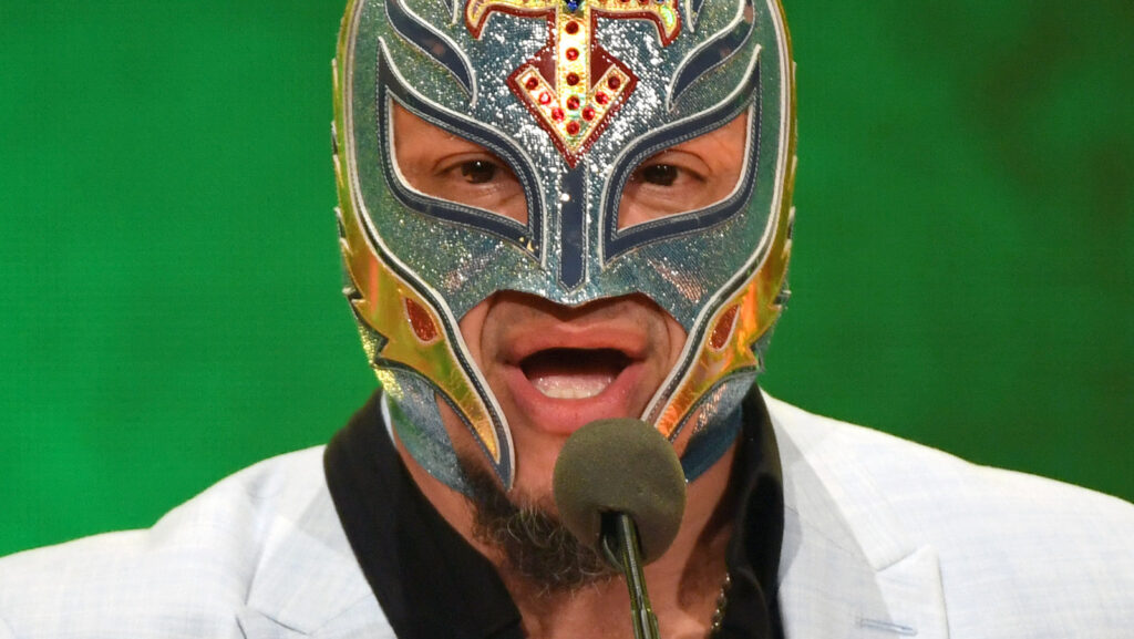 Rey Mysterio finalmente golpea a Dominik y acepta el desafío de