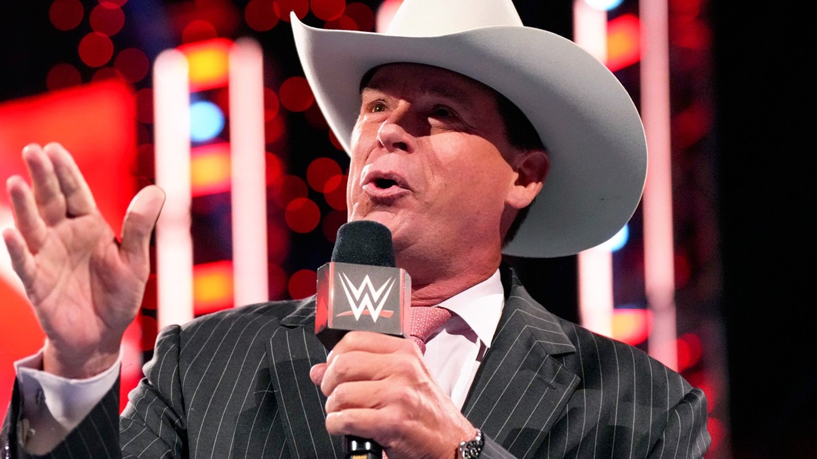 El miembro del Salón de la Fama de la WWE JBL evalúa los tacones en