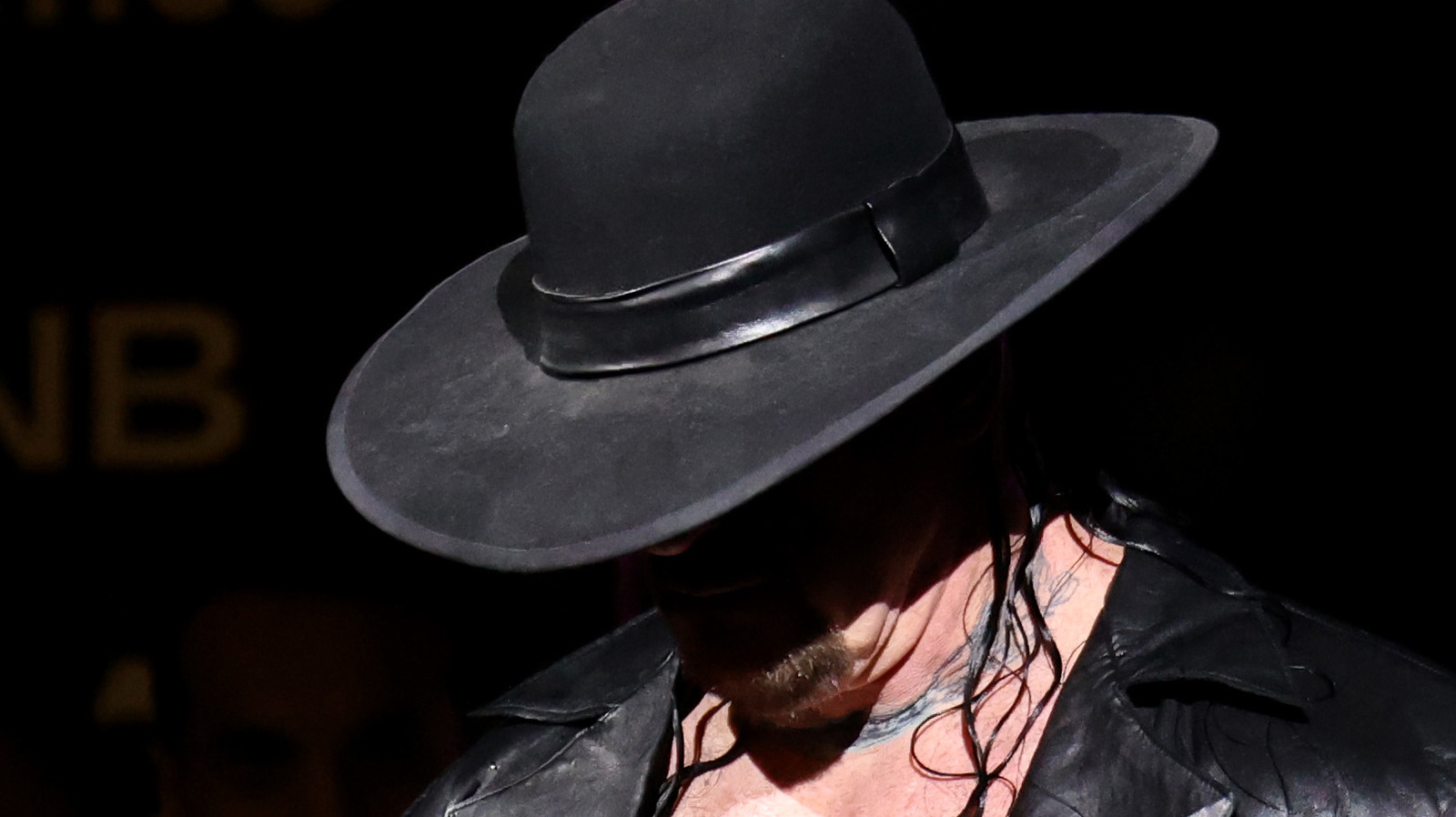 El miembro del Salón de la Fama de la WWE The Undertaker le da