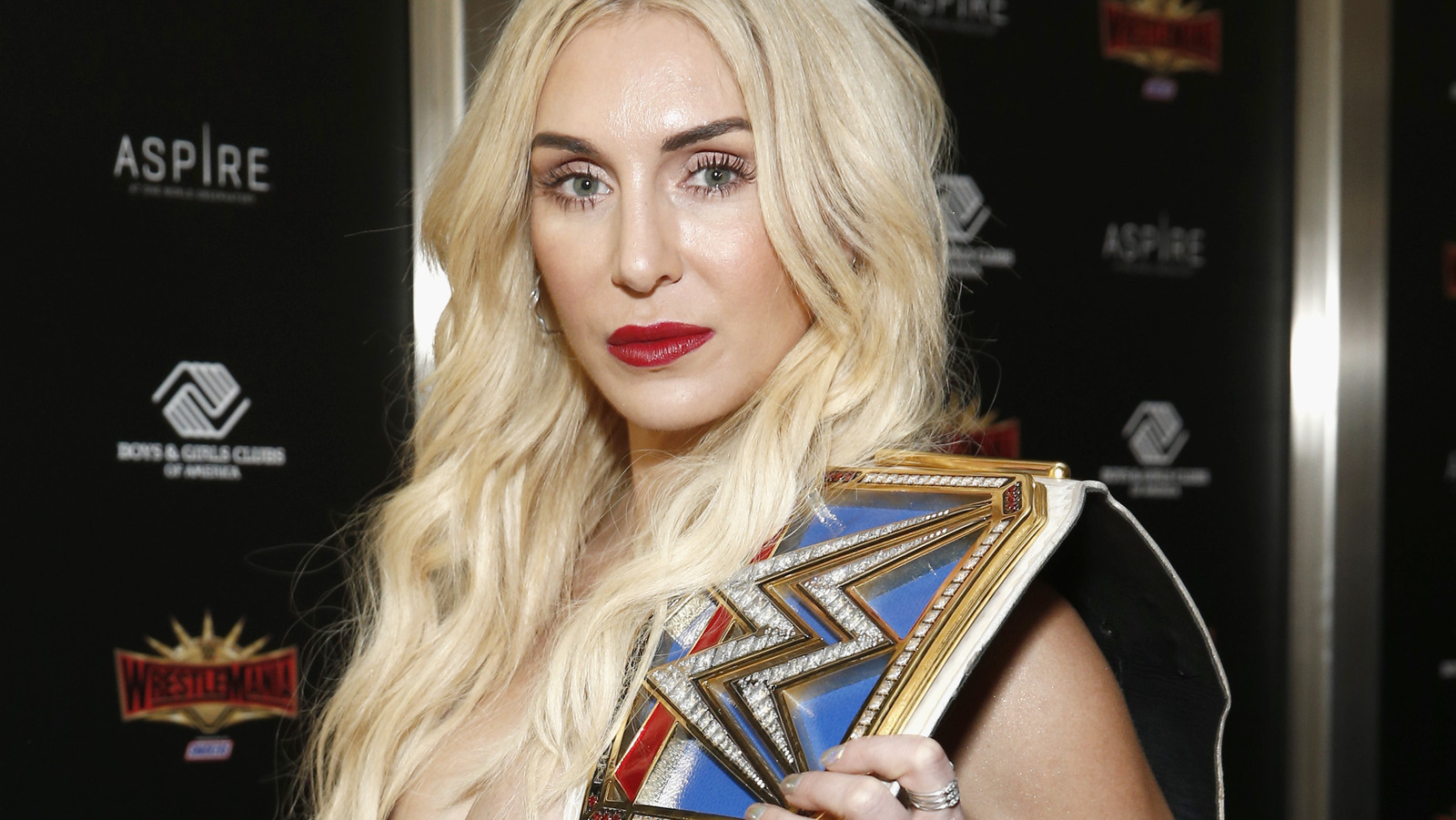 El miembro del Salón de la Fama de la WWE reacciona al regreso sorpresa de Charlotte Flair