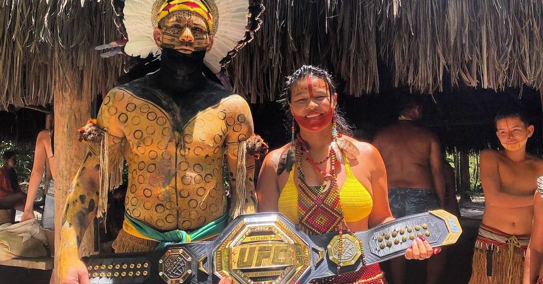 Alex Pereira lleva título de UFC a reserva indígena en Brasil