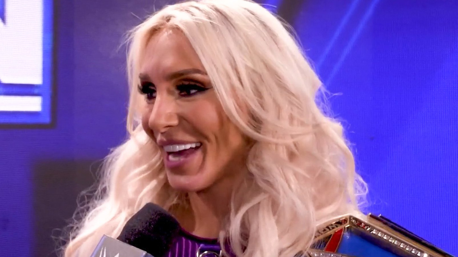 Detalles tras bambalinas sobre Charlotte Flair y Ronda Rousey tras el cambio de título de WWE SmackDown