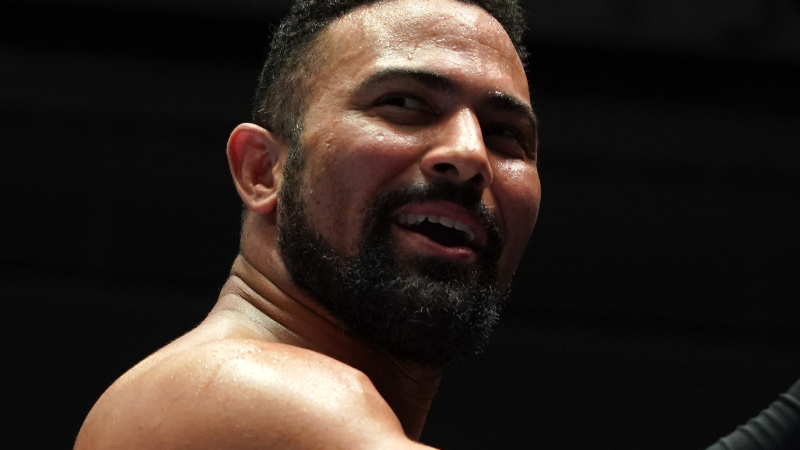 La estrella de NJPW Rocky Romero gana el campeonato de peso welter en México