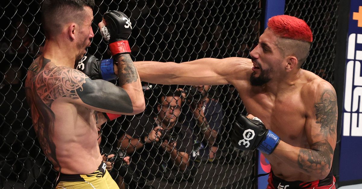 Video de UFC 283: Daniel Marcos apaga a Saimon Oliveira en segundo lugar con brutales rodillazos al cuerpo