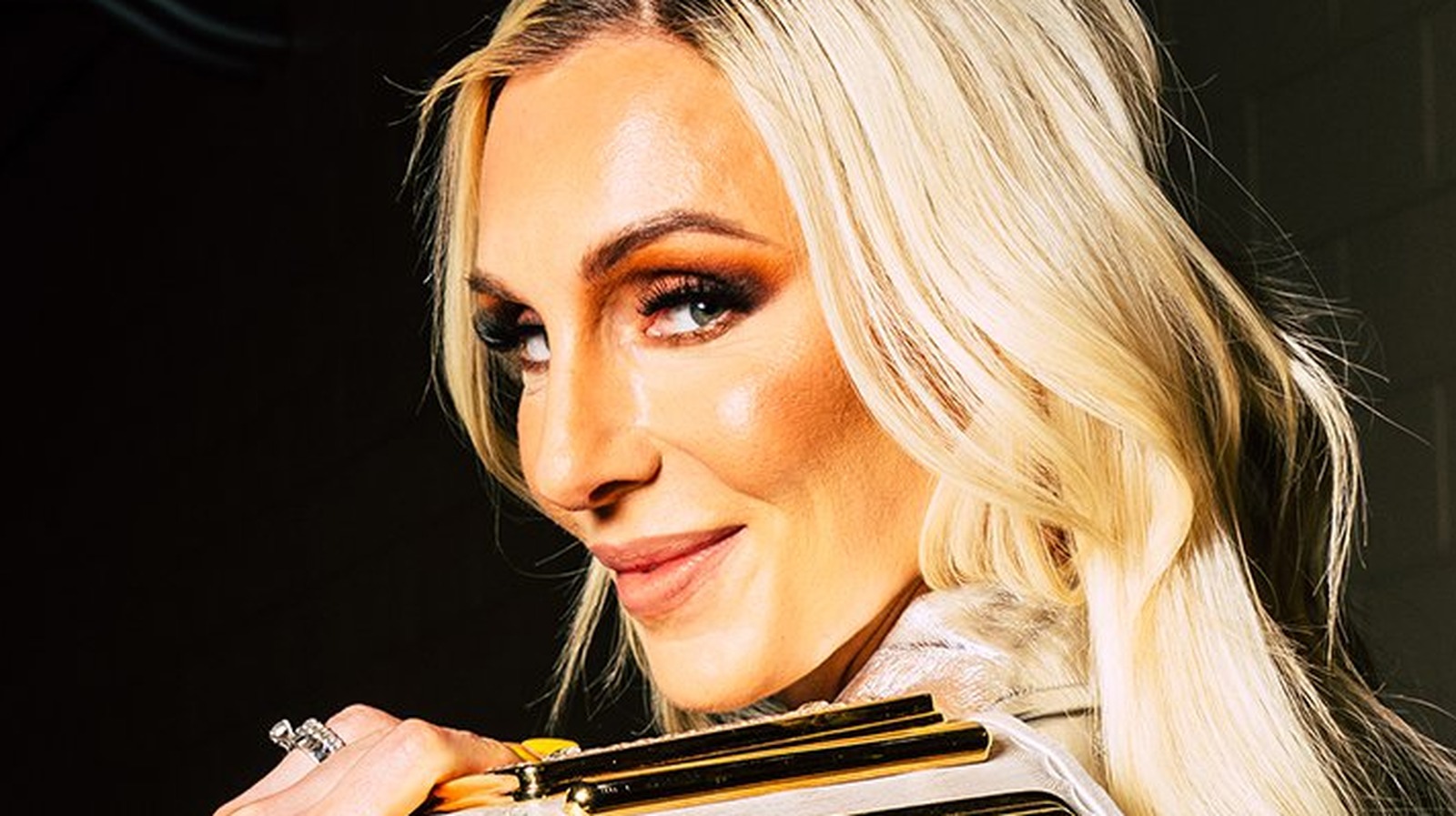 Charlotte Flair editó la línea de su promoción WWE Raw XXX
