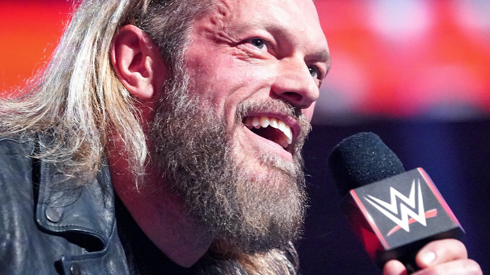 Edge y Kofi Kingston comparten un intercambio de bromas sobre el aniversario del ataque de la Cámara de Eliminación de la WWE
