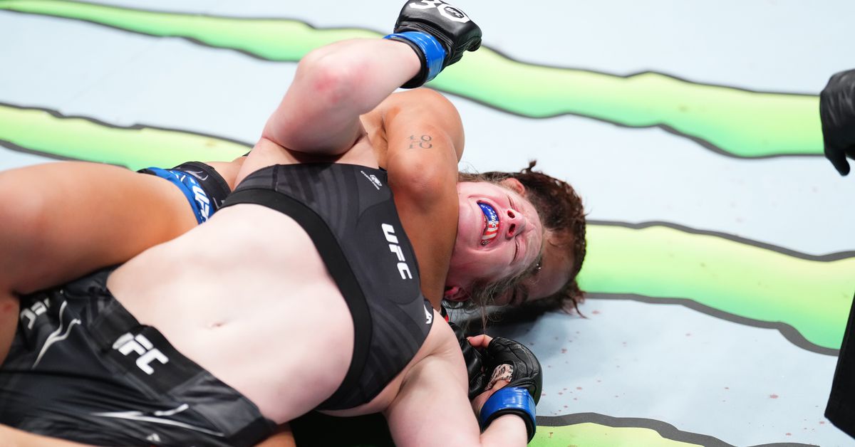 Video de UFC 284: Loma Lookboonmee envuelve un estrangulamiento trasero desnudo para obtener la primera victoria por sumisión