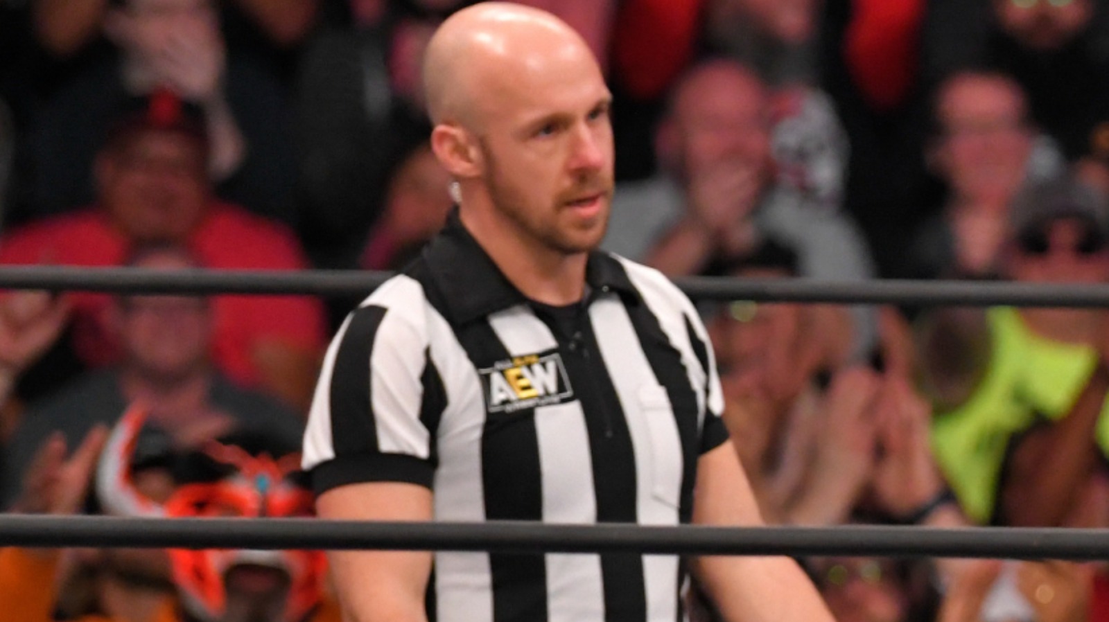 Bryce Remsburg responde a las críticas de los árbitros sosteniendo la escalera en AEW Dynamite Match