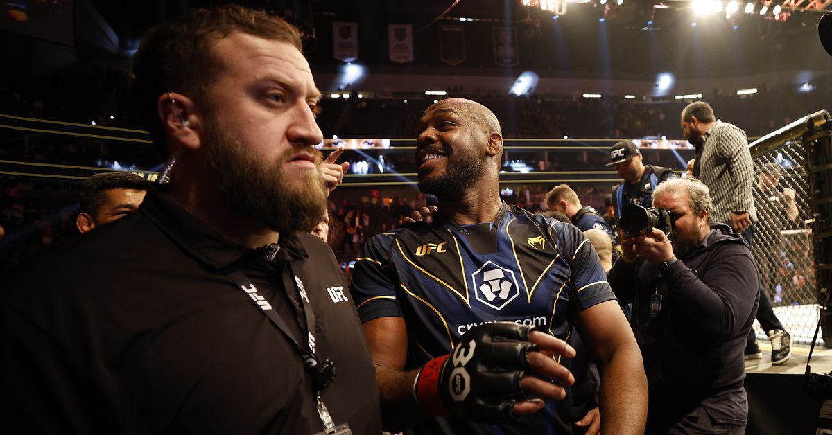Jon Jones dispara a Francis Ngannou, Daniel Cormier durante la reflexión de UFC 285