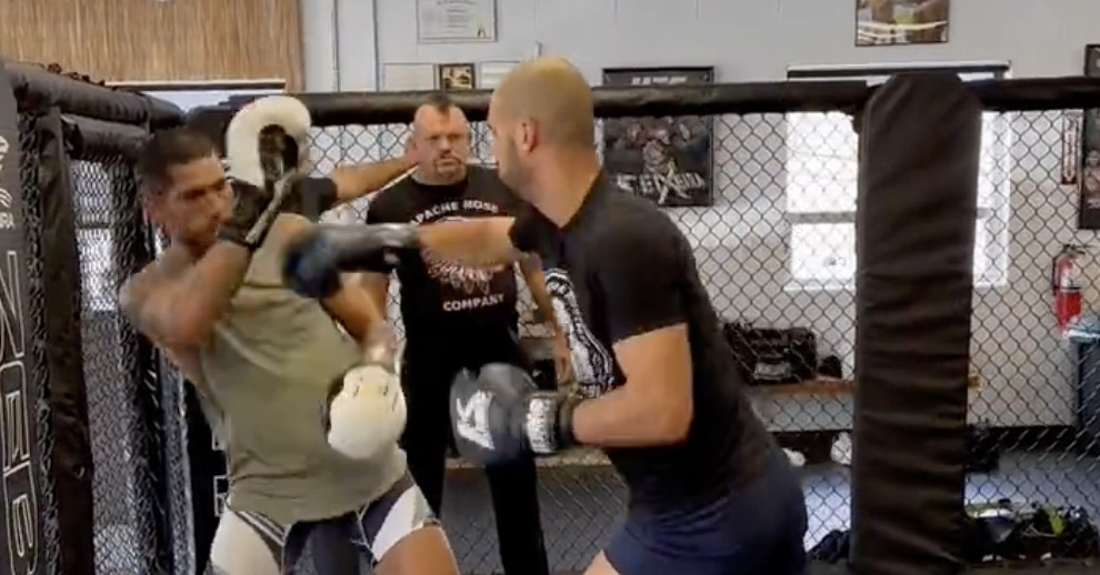 Video: Alex Pereira se une a la leyenda de UFC Chuck Liddell antes de UFC 287