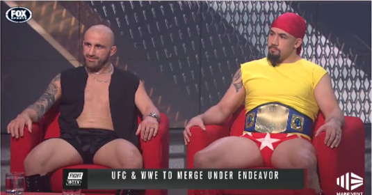 Alexander Volkanovski y Robert Whittaker se disfrazan de 'Stone Cold' Steve Austin y Hulk Hogan después de la fusión de UFC-WWE