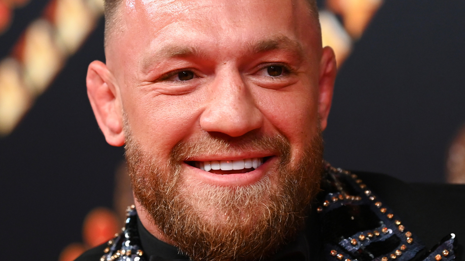 Conor McGregor tuitea una foto de él sosteniendo el cinturón de la WWE en medio de los informes de venta de Endeavour