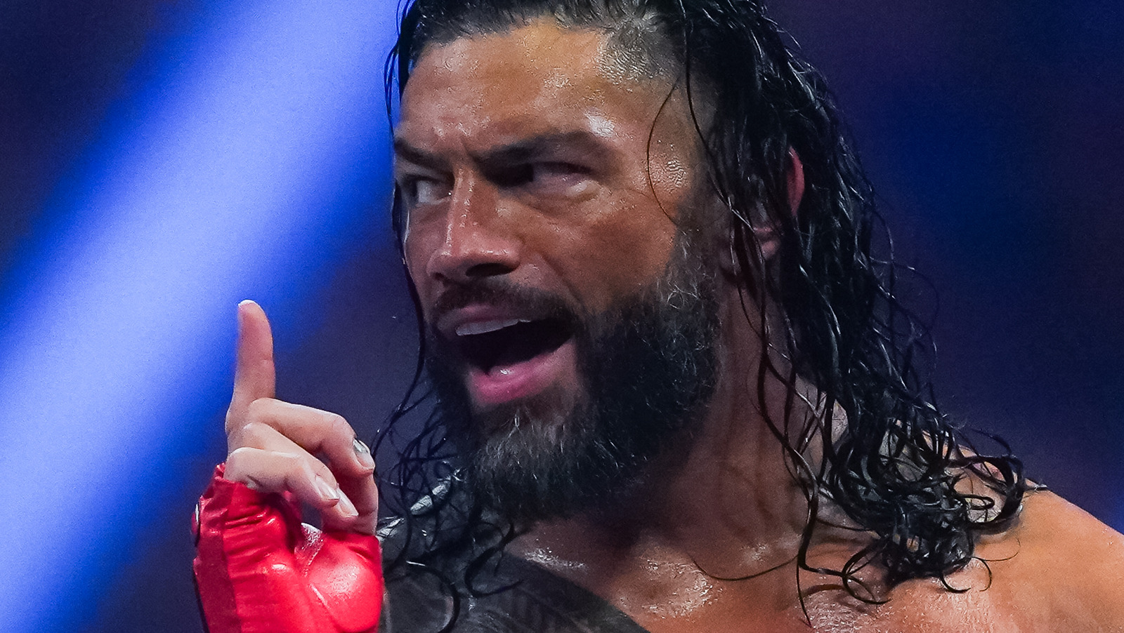 Roman Reigns derrota a Cody Rhodes con la ayuda de The Bloodline en WWE WrestleMania 39