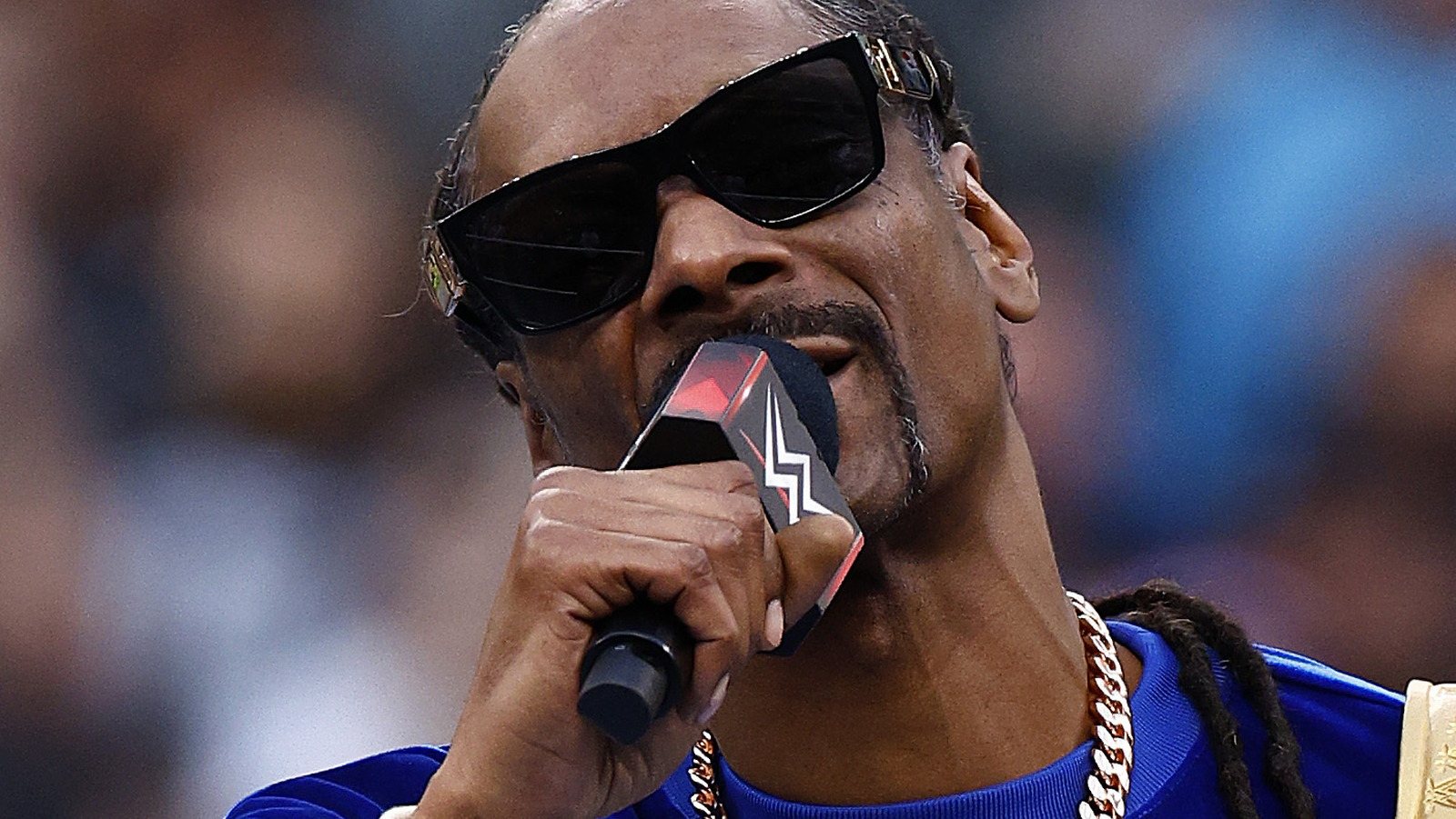 Snoop Dogg sujeta a The Miz en WWE WrestleMania después de improvisar para salvar un segmento