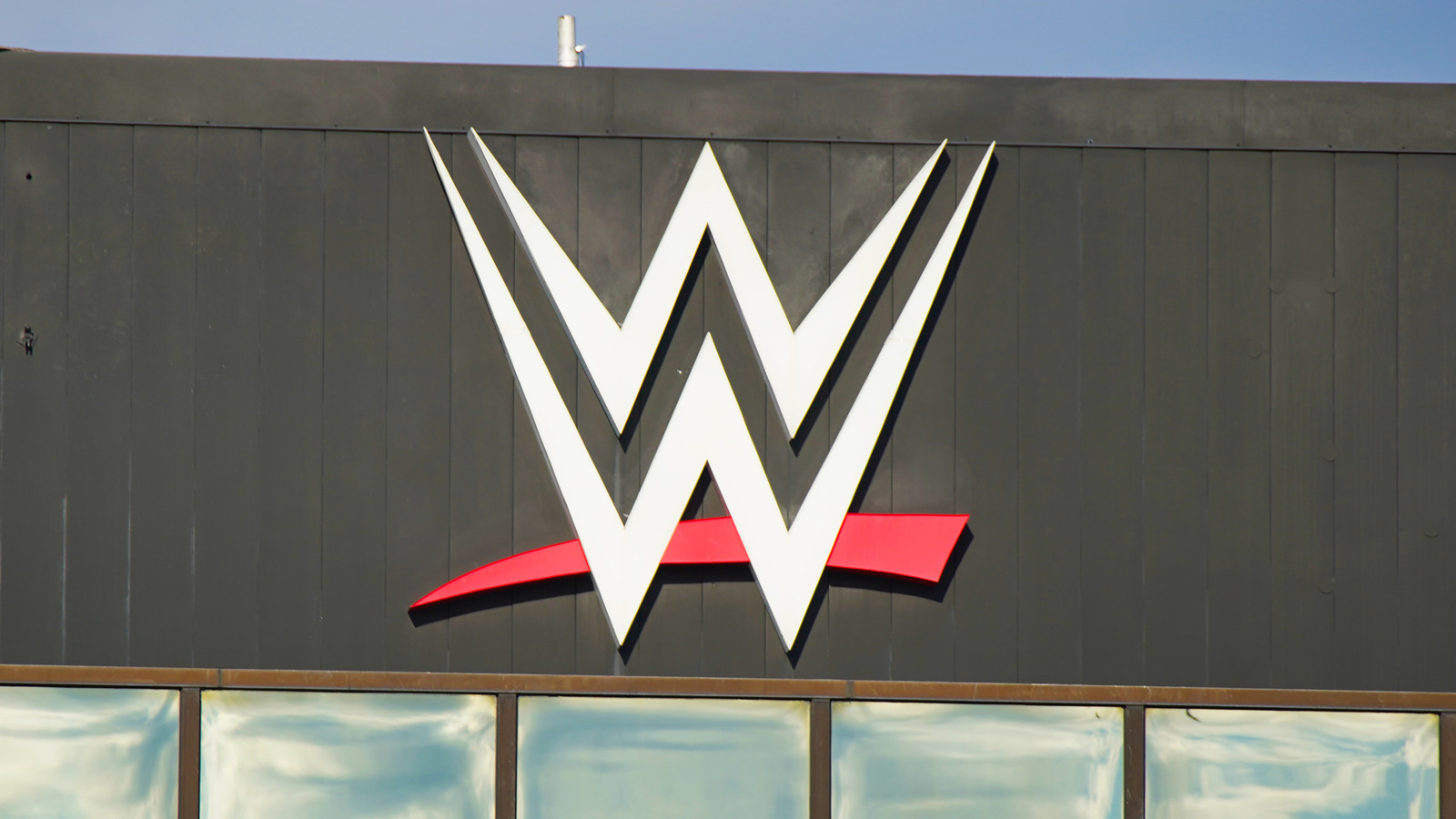 WWE se disculpa por usar imágenes de Auschwitz en el paquete promocional de WrestleMania 39
