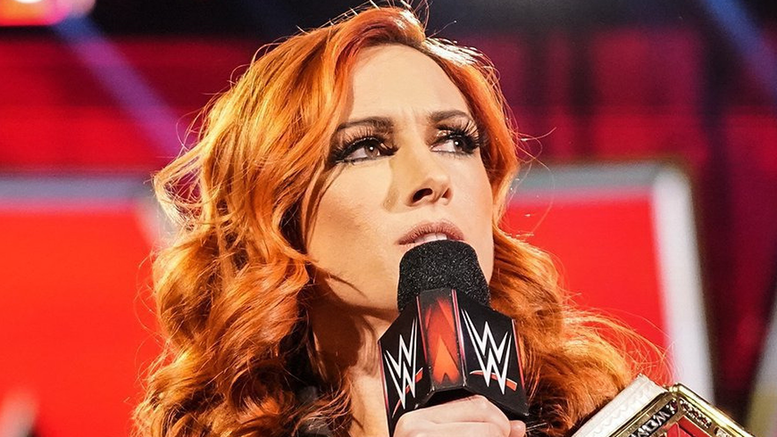 Becky Lynch critica a la productora tras bambalinas de WWE que cortó su música en WWE Raw