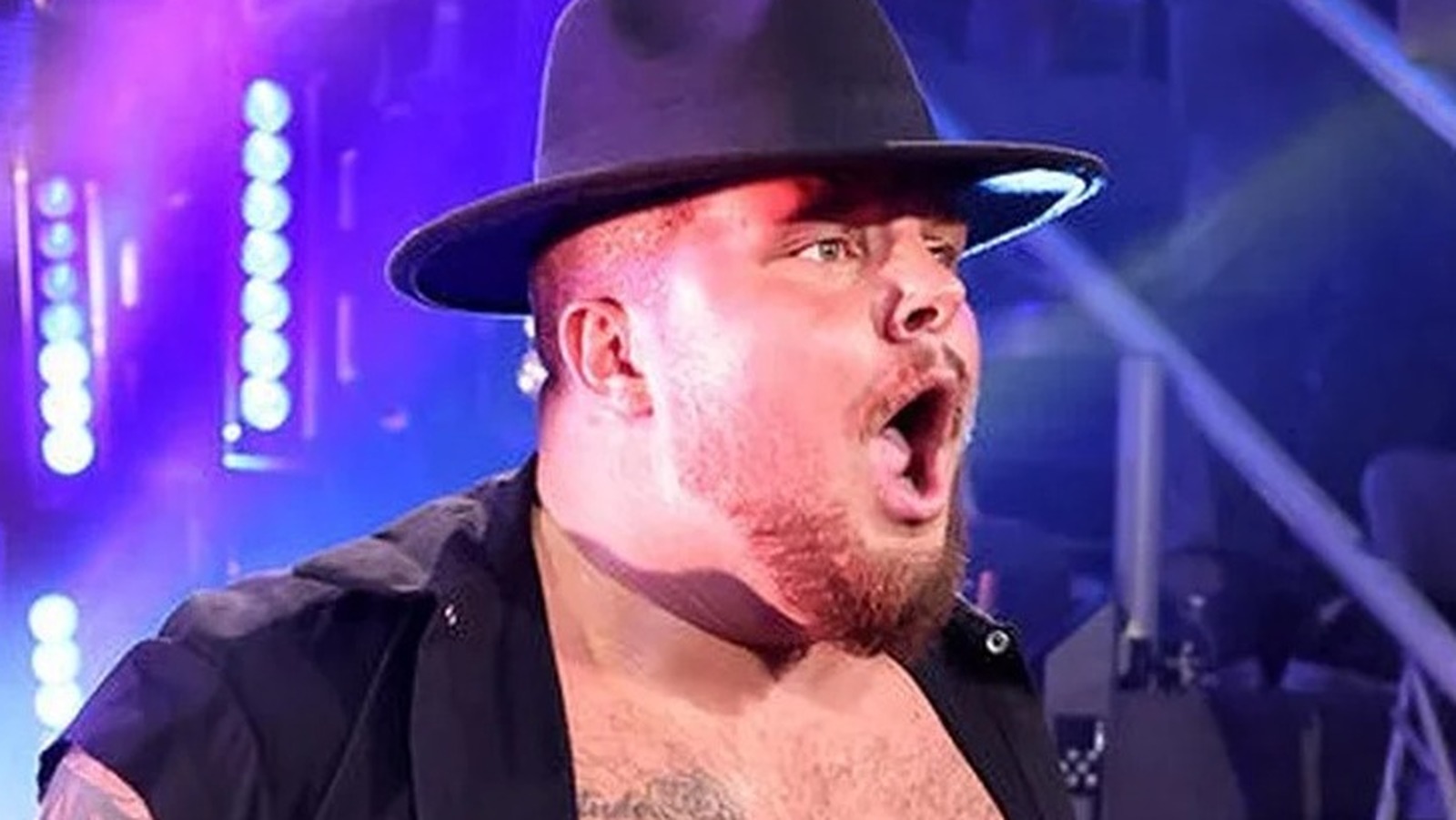 El atleta de WWE NIL Tank Ledger pierde un diente durante la lucha por equipos de WWE NXT
