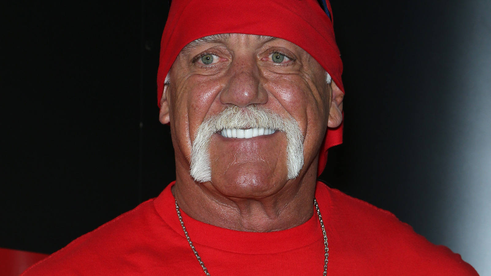 Hulk Hogan dice que está contento de que la controversia sobre el racismo haya quedado atrás