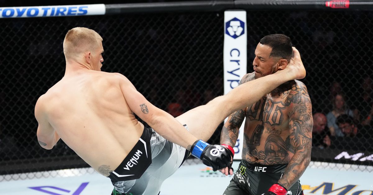 Video de UFC Charlotte: Ian Garry descarga una gran patada en la cabeza que lo lleva a nocaut en el primer asalto sobre Daniel Rodríguez