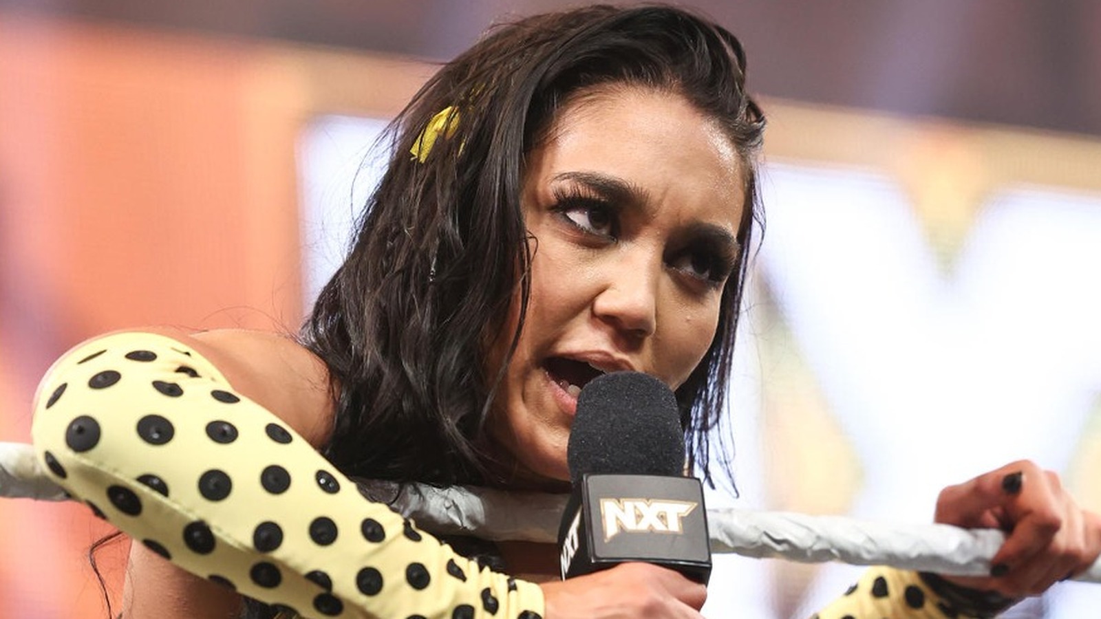 Blair Davenport ataca a Roxanne Pérez durante la filmación de WWE UpNXT