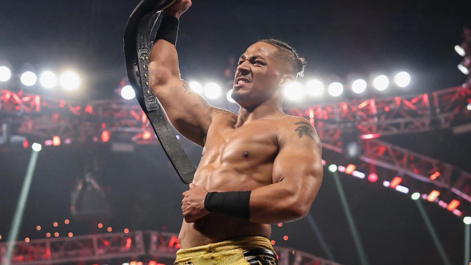 Carmelo Hayes invita al ganador de WWE Money In The Bank a desafiarlo por el título de NXT