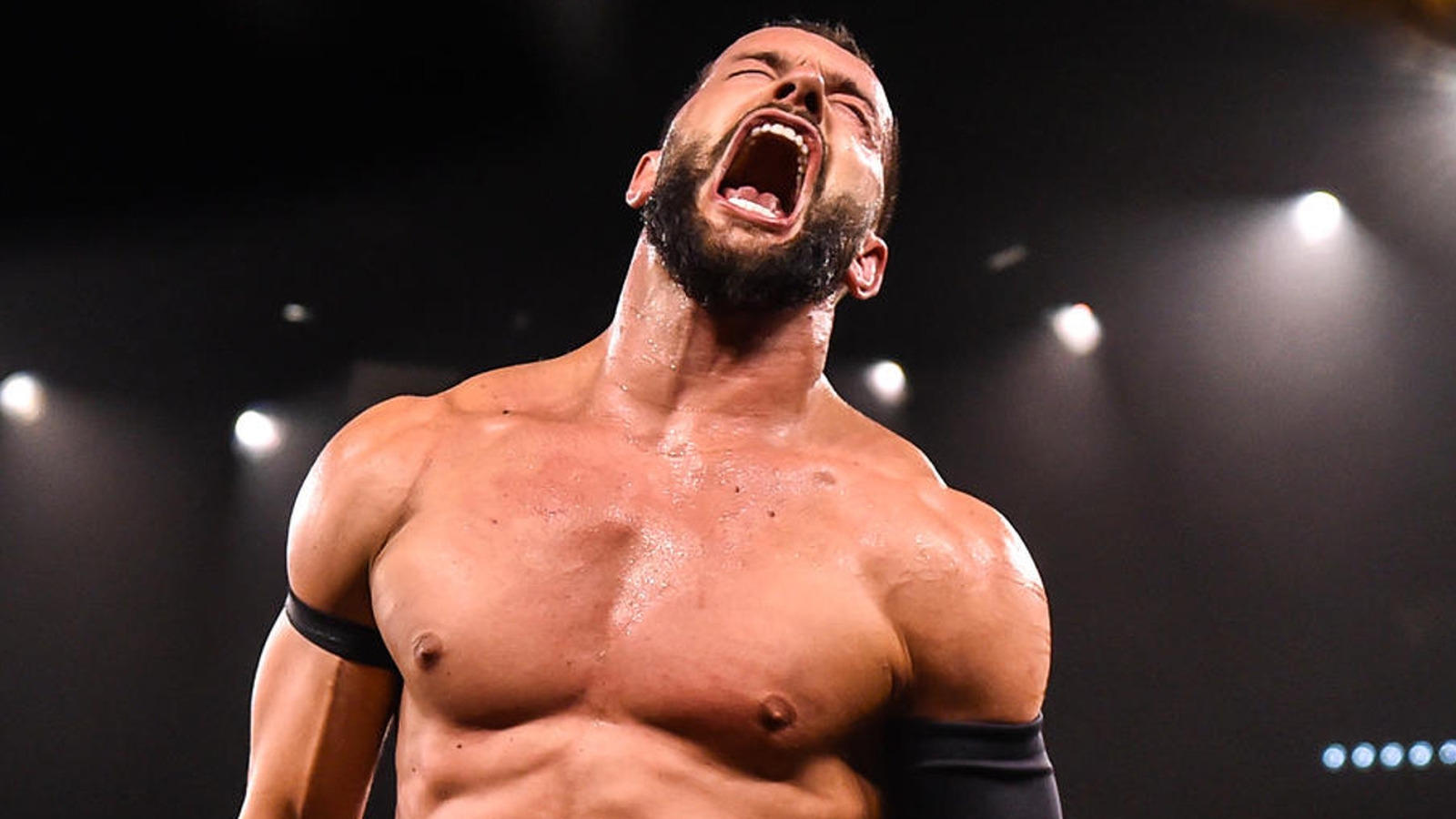 Finn Balor regresa a WWE NXT para atacar a Seth Rollins