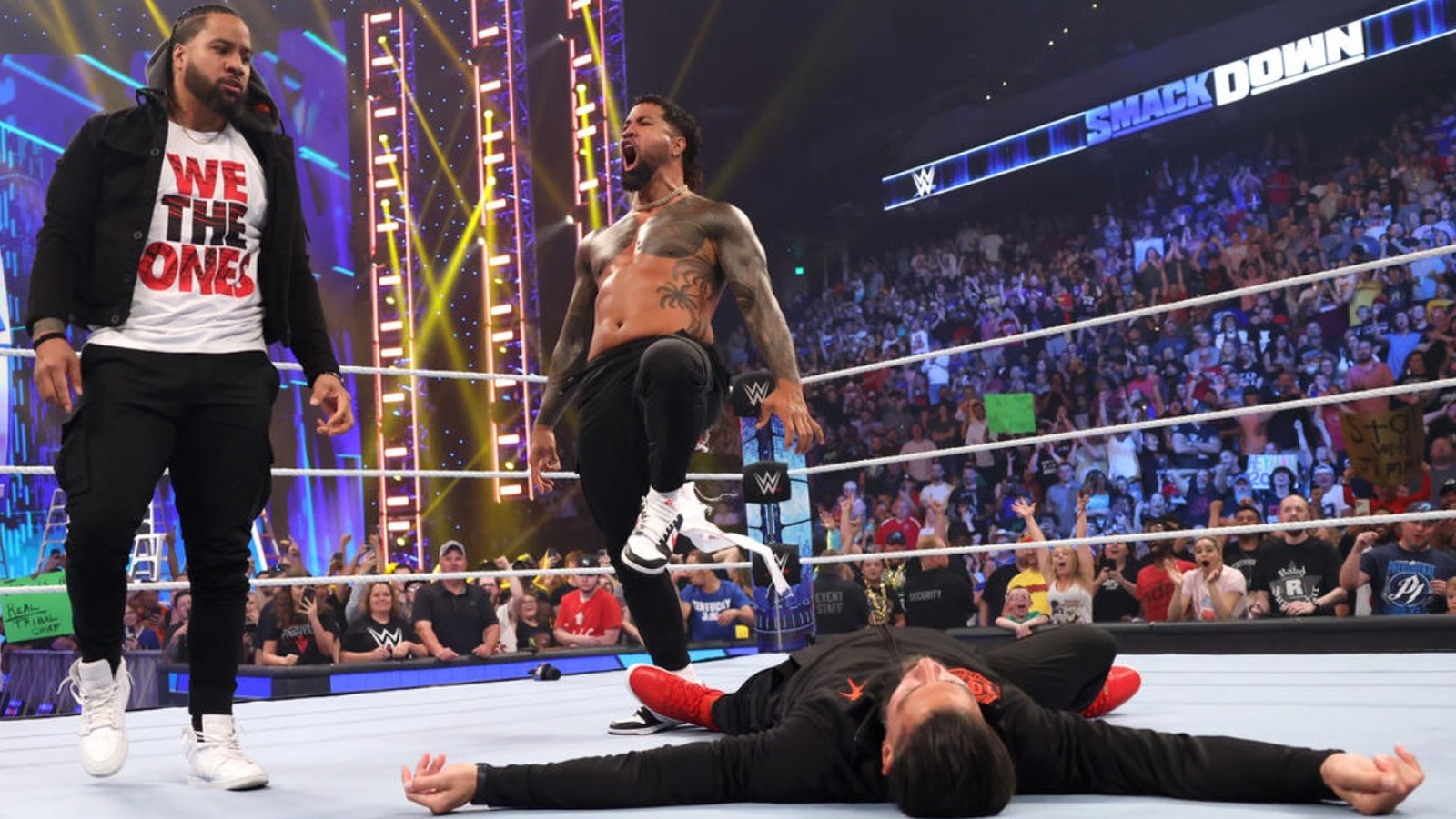 Roman Reigns y Solo Sikoa enfrentando a The Usos en 'Bloodline Civil War' en WWE Money In The Bank