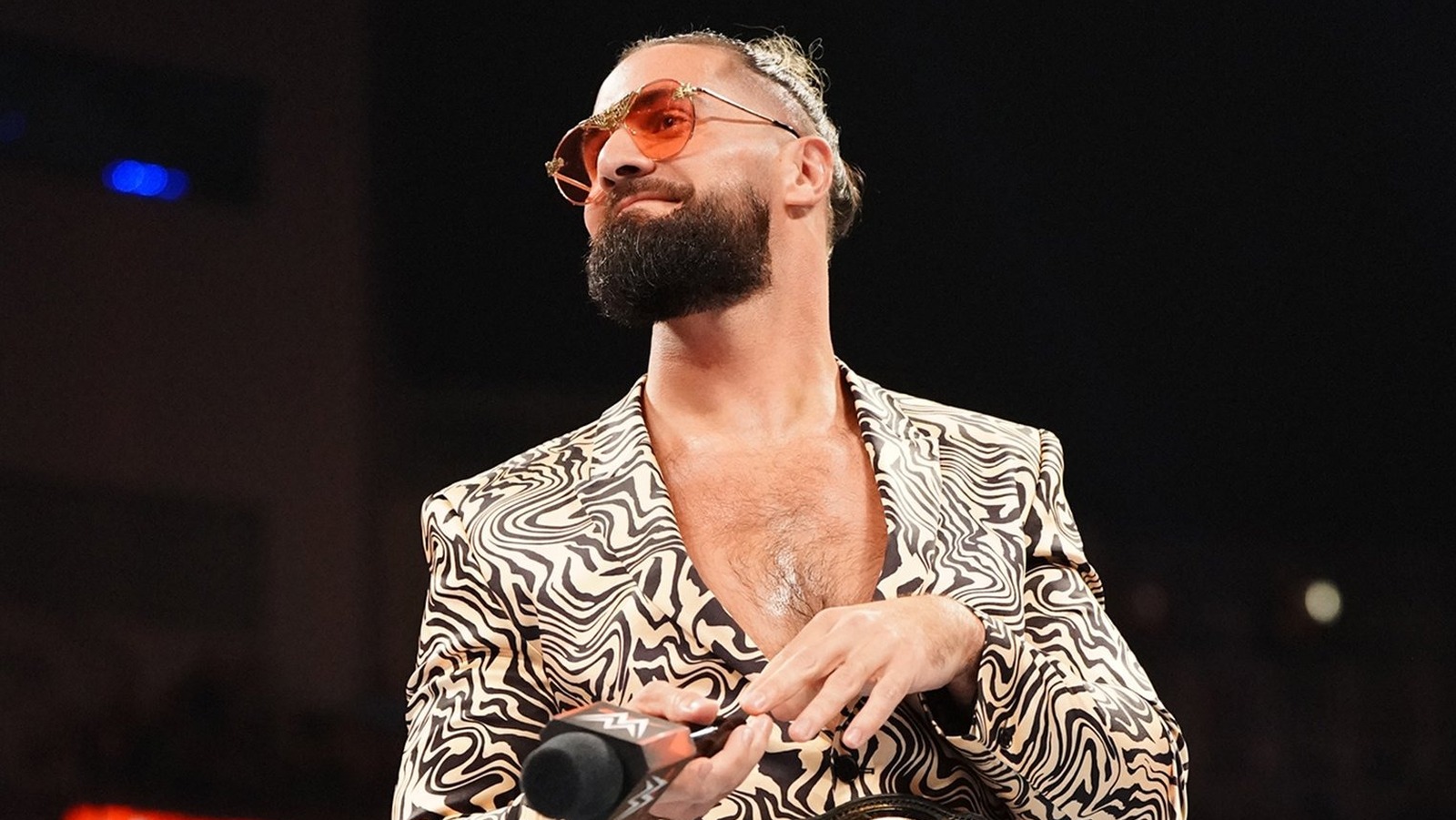 Seth Rollins evalúa a Bron Breakker antes de la lucha por la fiebre del oro de NXT