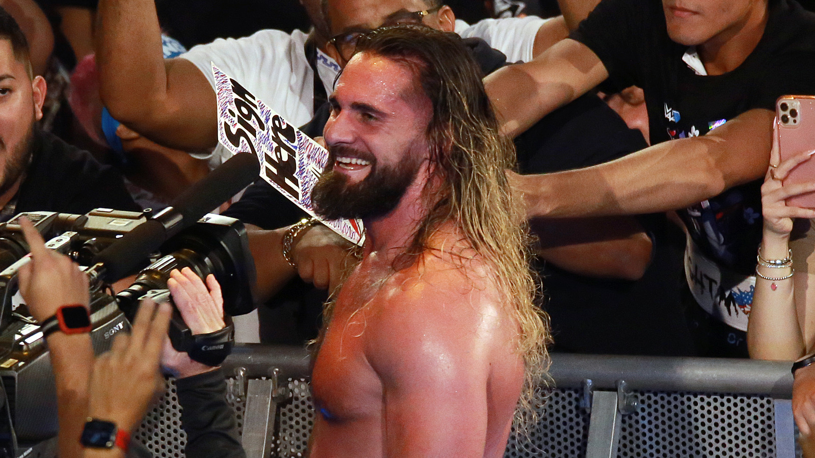 Shawn Michaels abraza a Seth Rollins tras el regreso de WWE NXT