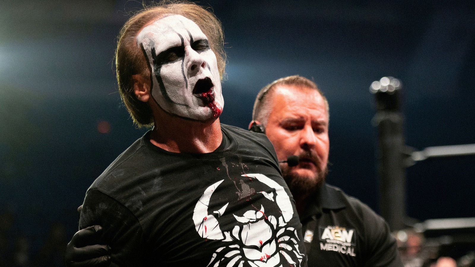 Sting insinúa que perdió un diente, necesita puntos en el labio después de AEW Dynamite Table Spot