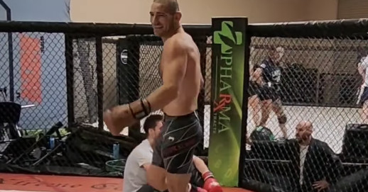Video: Sean Strickland, aficionado de la escuela, accede a una sesión de entrenamiento antes de la pelea del evento principal de UFC Vegas 76