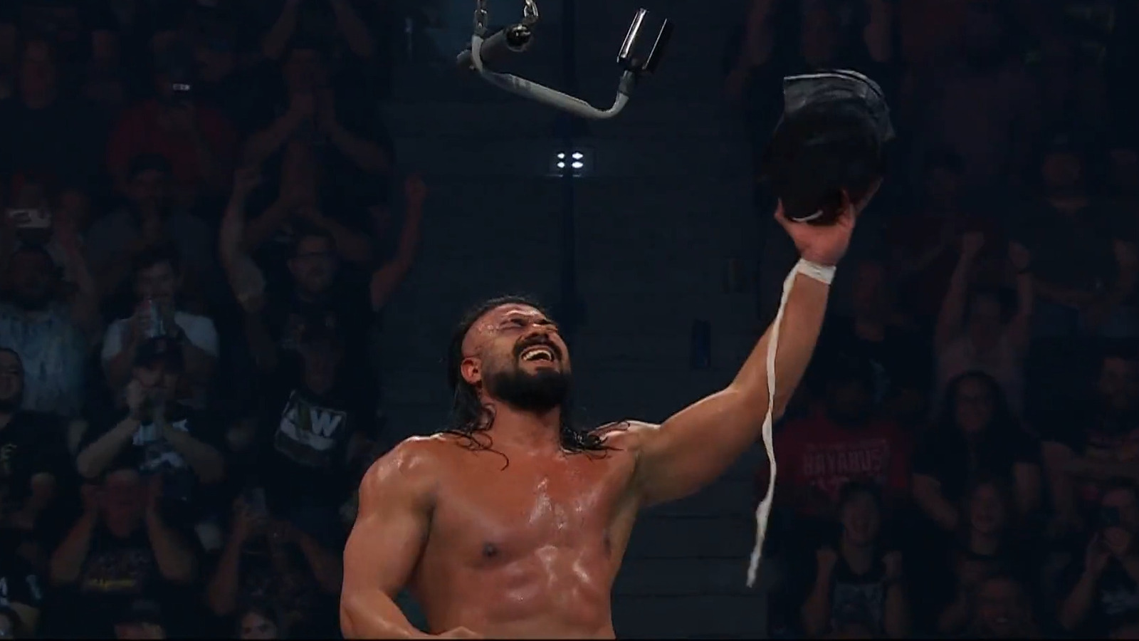 Andrade El Idolo lucha contra Buddy Matthews en un Ladder Match por Mask en AEW Collision