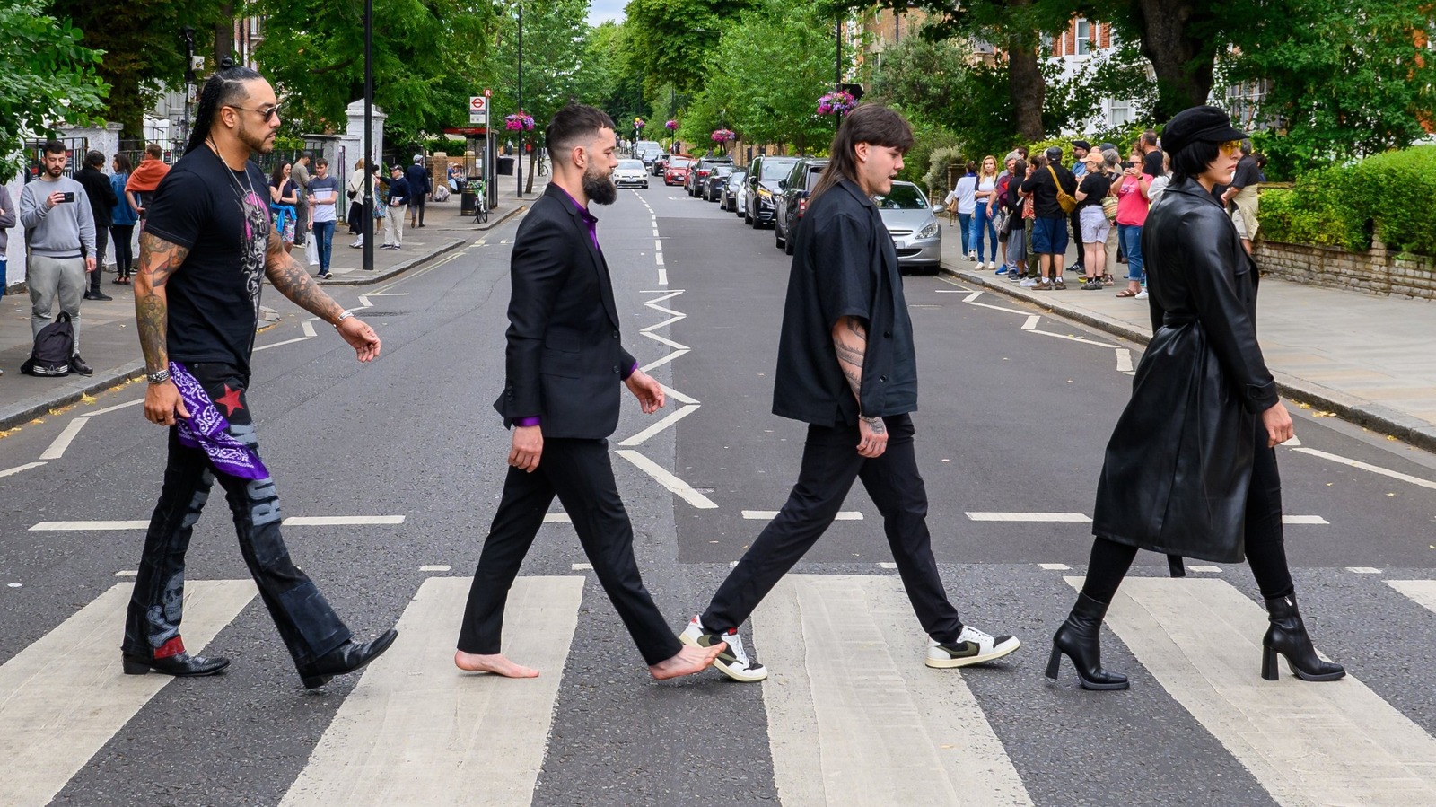 BTS de Judgment Day de WWE recreando la icónica foto de Abbey Road de The Beatles
