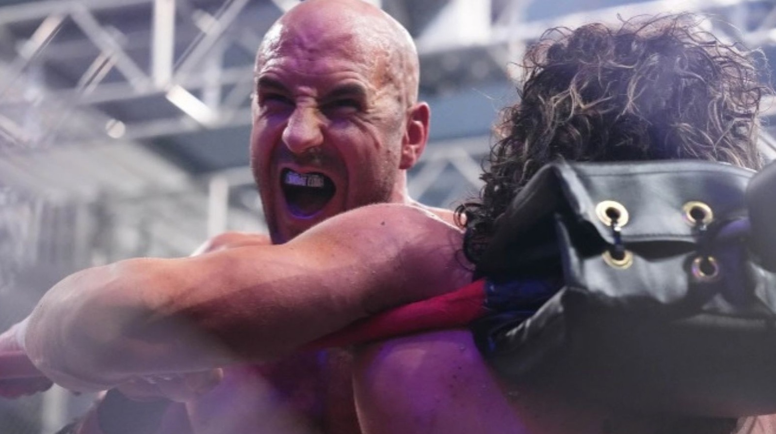 Claudio Castagnoli mira hacia atrás en Brutal AEW Dynamite: Blood & Guts Match