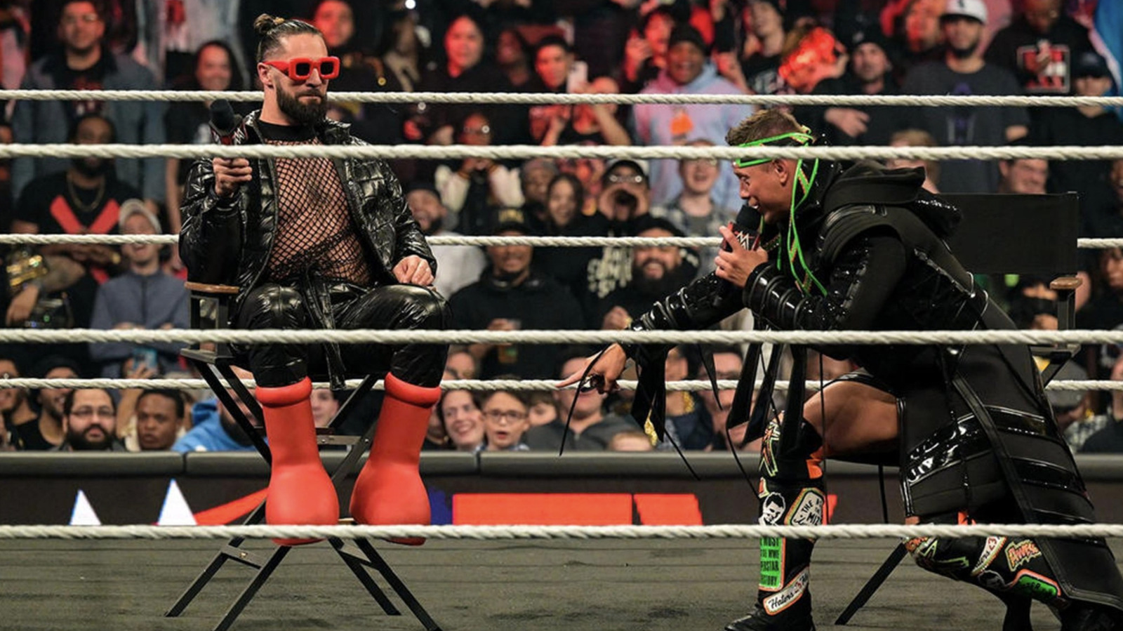 El campeón de WWE WHW Seth Rollins recuerda usar grandes botas rojas y elogia el estilo de Becky Lynch