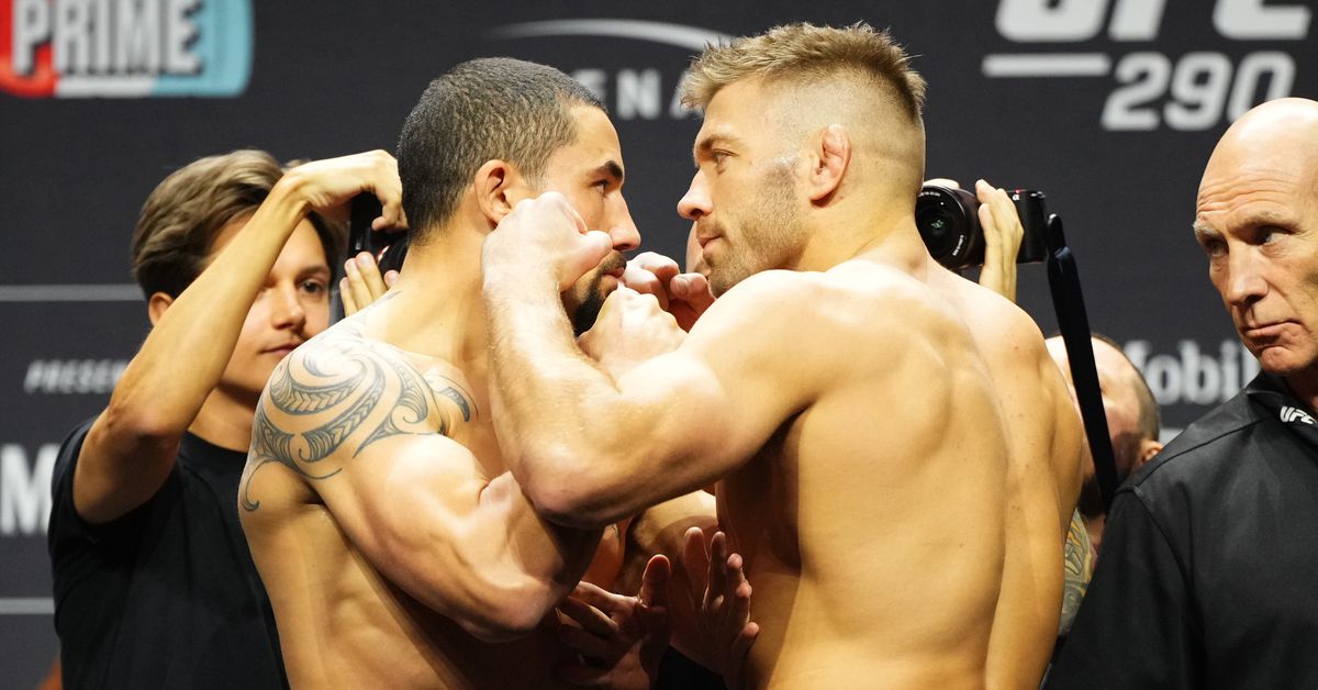 Enfrentamientos finales de UFC 290: Robert Whittaker, Dricus Du Plessis tienen una tensa mirada de pesaje