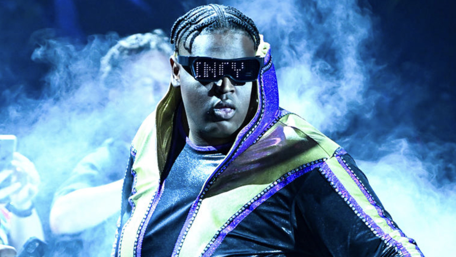 La estrella de WWE NXT debuta como manager de Quincy Elliott en un evento en vivo