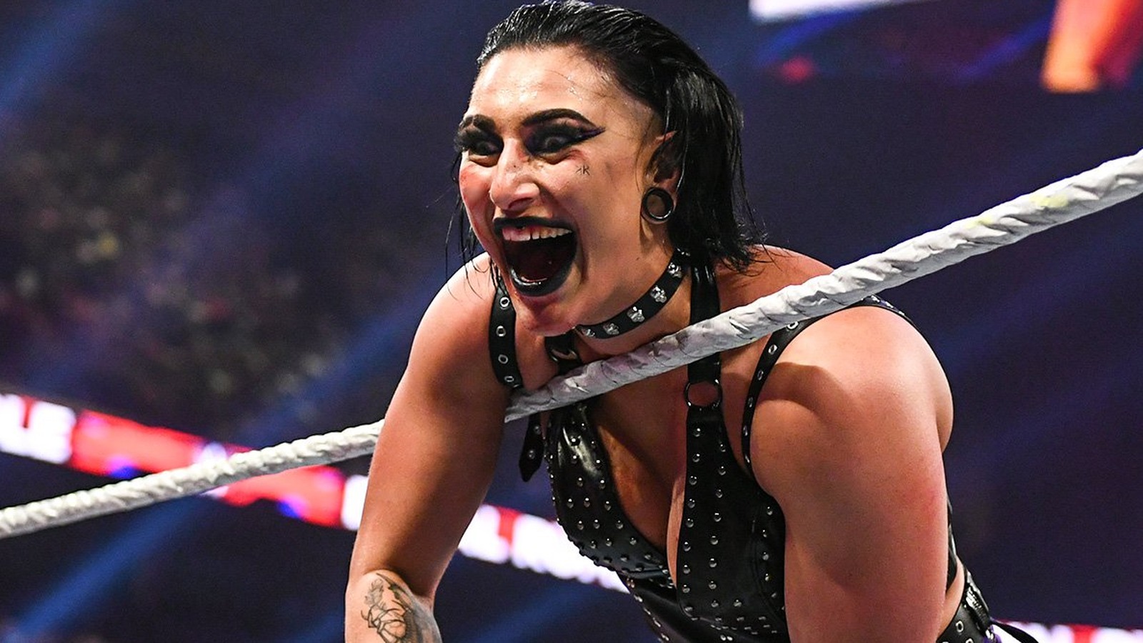 Rhea Ripley defiende con éxito el título mundial femenino contra Natalya en WWE Raw