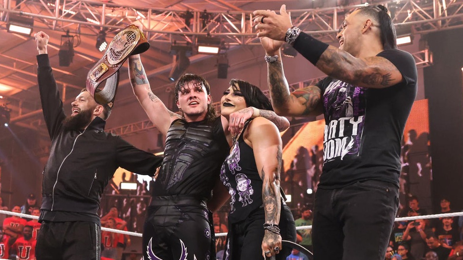 Rhea Ripley y Dominik Mysterio se regodean por la victoria en el título norteamericano de WWE NXT