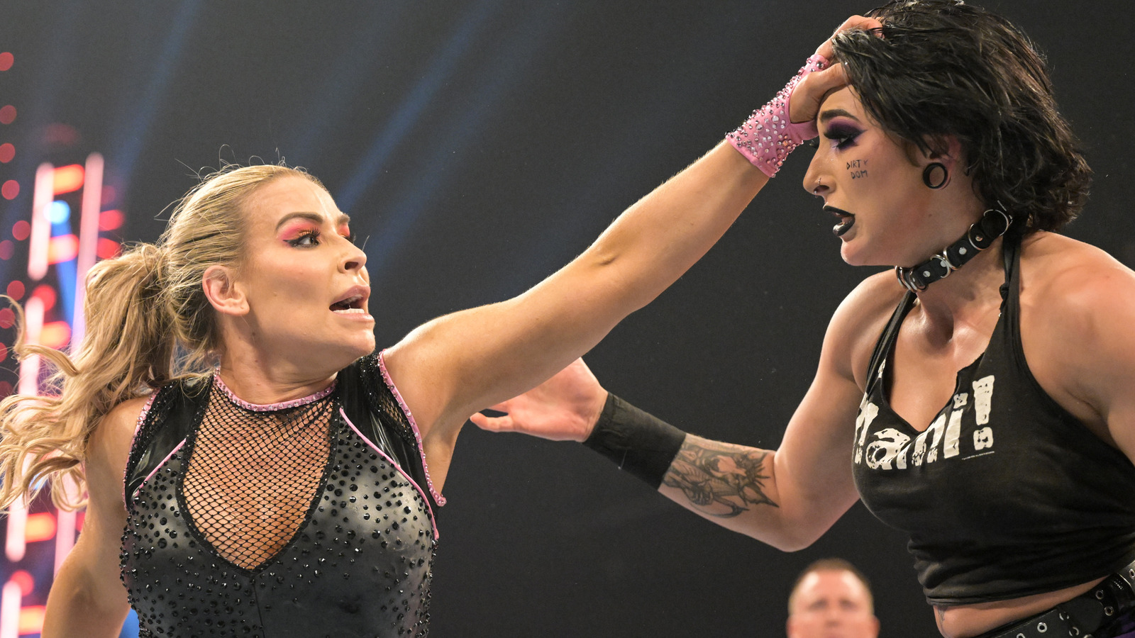 Rhea Ripley y Natalya muestran los resultados de un brutal combate en WWE Raw