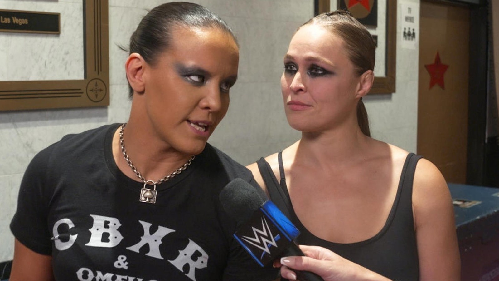 Shayna Baszler se vuelve contra Ronda Rousey y pierde los títulos femeninos en parejas en WWE Money In The Bank