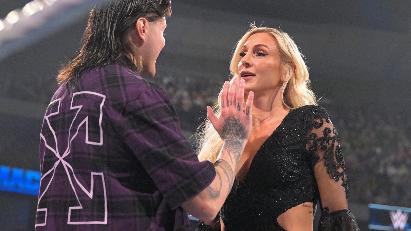 Bully Ray contrasta con los luchadores de segunda generación de la WWE Charlotte Flair y Dominik Mysterio