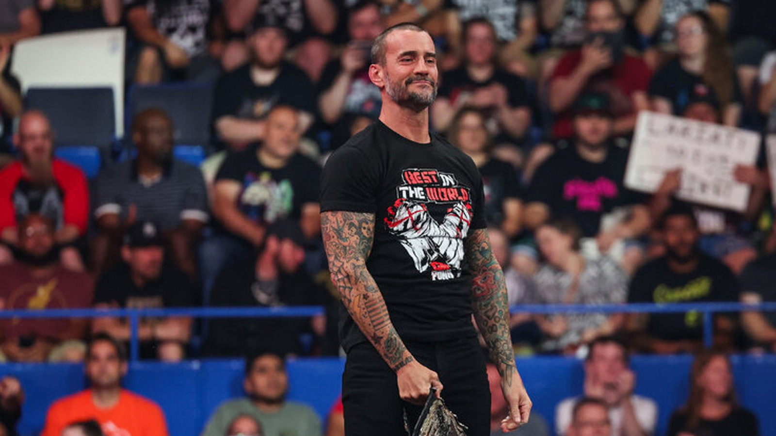 CM Punk supuestamente escoltado a su vestuario por seguridad después de AEW All In Match
