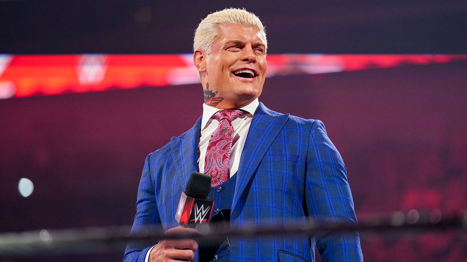 Cody Rhodes de WWE explica por qué usa trajes y reconoce a sus detractores