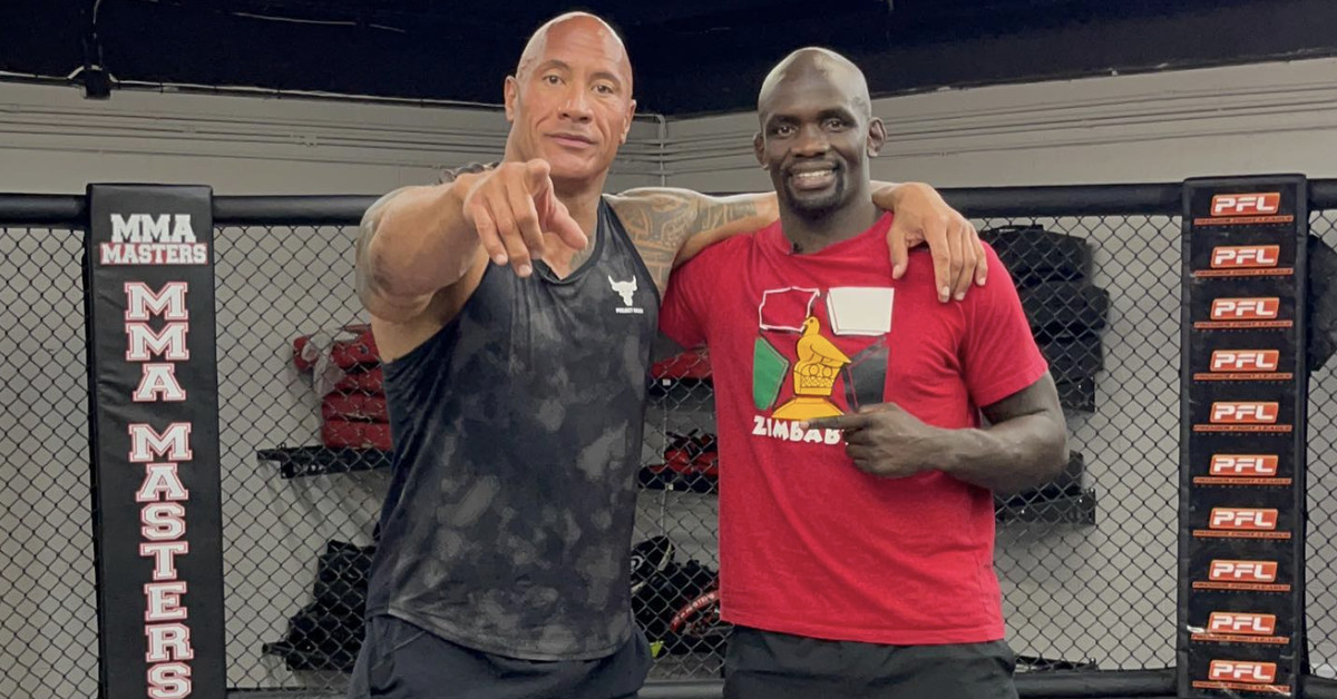 Dwayne 'The Rock' Johnson le regala al luchador de UFC Themba Gorimbo una nueva casa después de inspirarse en su historia