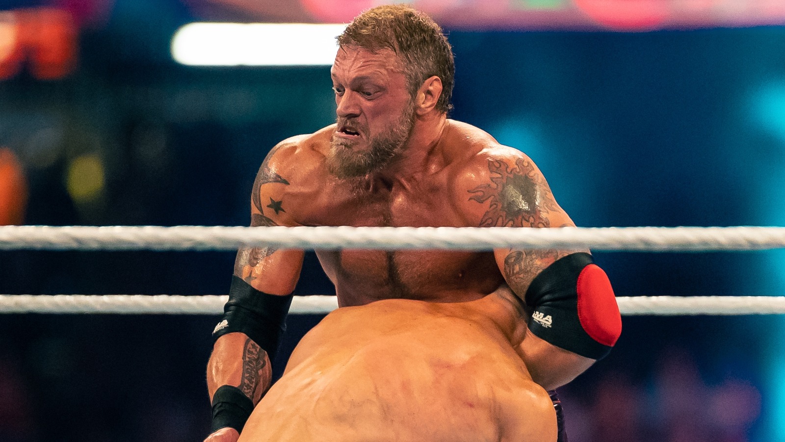 Edge bromea sobre el contrato de matrimonio con su esposa Beth Phoenix después del retiro de la WWE