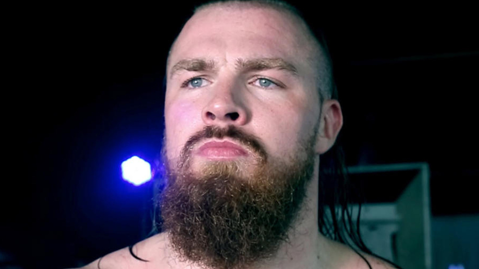 La firma reciente de la WWE hace su debut contra Joe Coffey en un evento en vivo