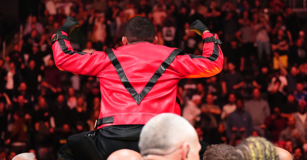 Merab Dvalishvili roba atención con una chaqueta que le quitó a Sean O'Malley para la conferencia de prensa previa a la pelea de UFC 292