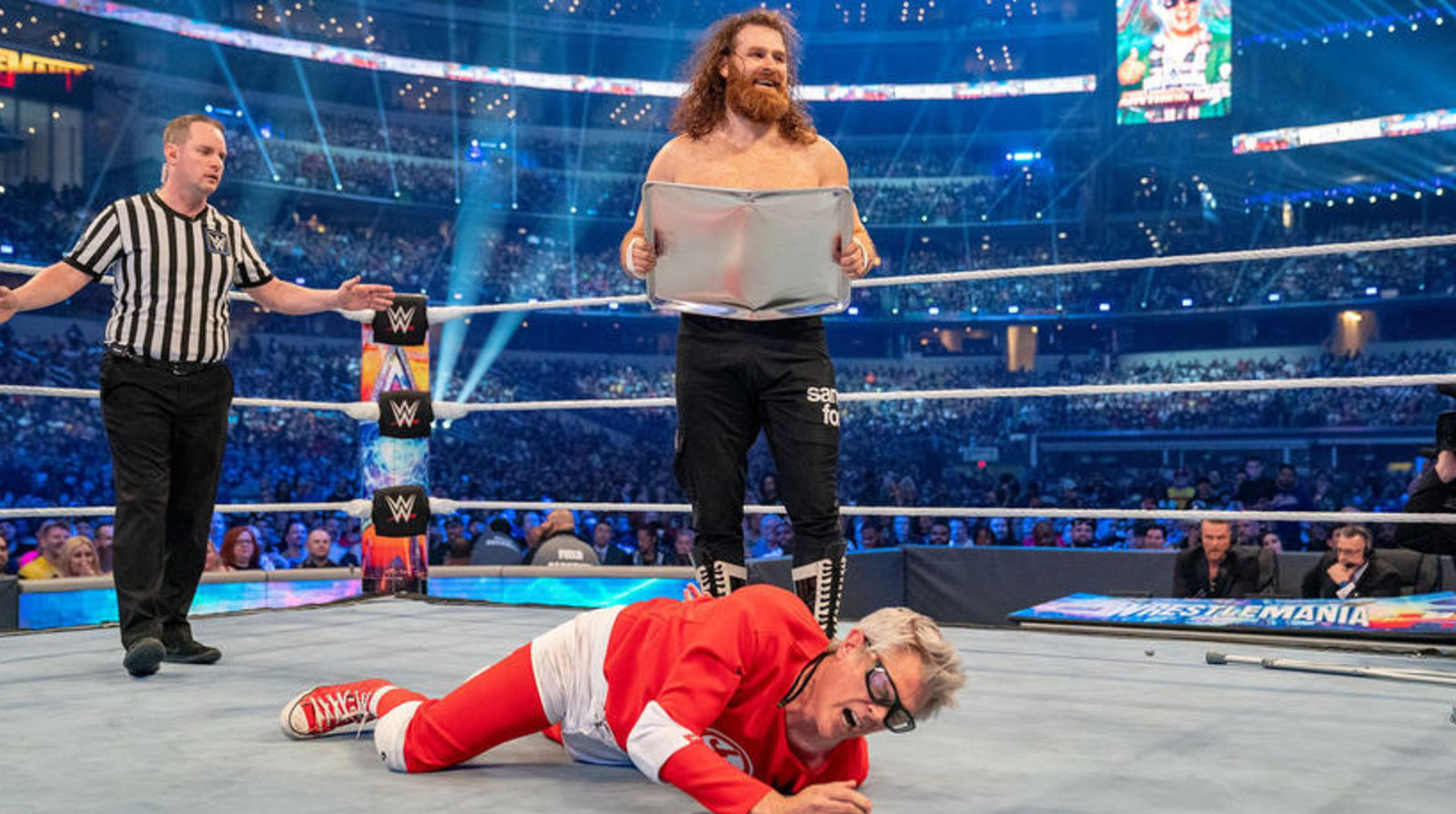 Sami Zayn no siente que su pelea de WWE con Jackass Star Johnny Knoxville haya terminado