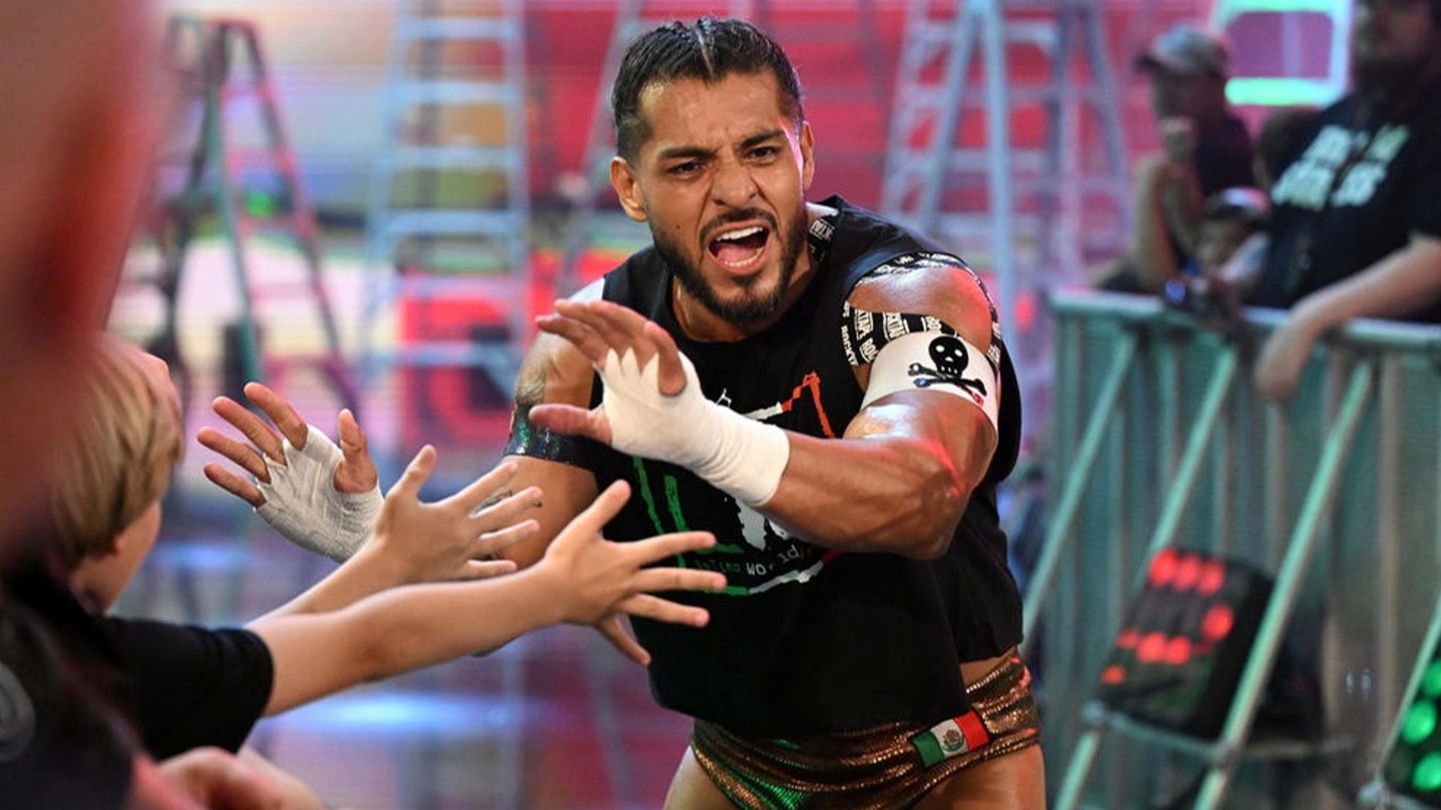 Santos Escobar defiende WWE WrestleMania en la Ciudad de México